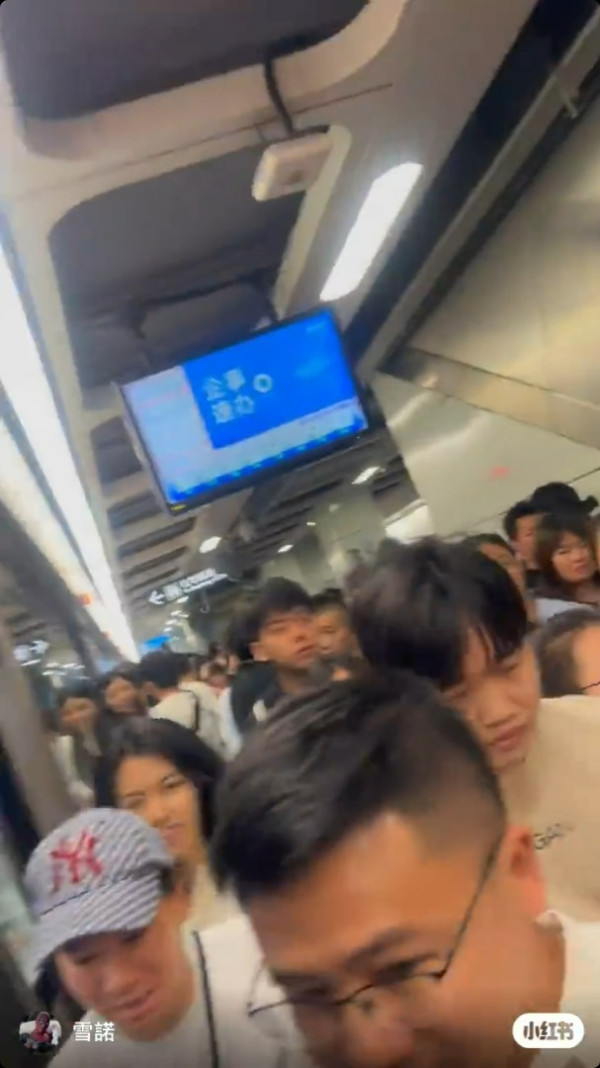 多圖｜深圳地鐵繁忙時間傳詭異響聲 引恐慌傳有爆炸 乘客驚恐尖叫爭相逃出月台 