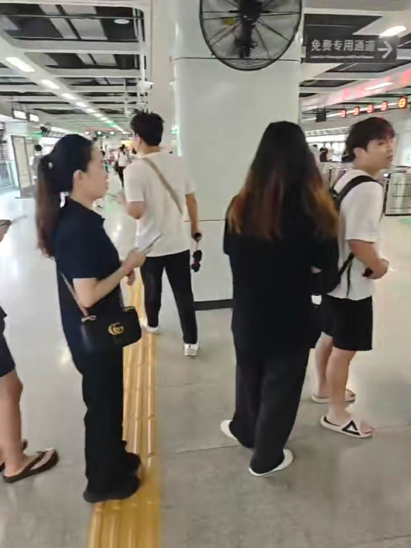 多圖｜深圳地鐵繁忙時間傳詭異響聲 引恐慌傳有爆炸 乘客驚恐尖叫爭相逃出月台 