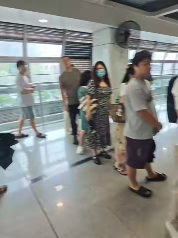 多圖｜深圳地鐵繁忙時間傳詭異響聲 引恐慌傳有爆炸 乘客驚恐尖叫爭相逃出月台 