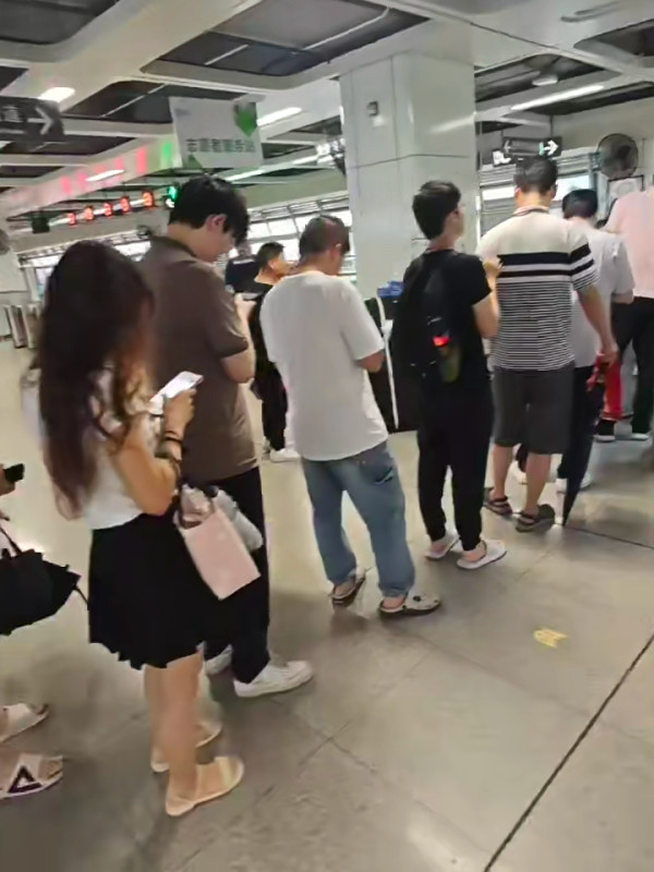 多圖｜深圳地鐵繁忙時間傳詭異響聲 引恐慌傳有爆炸 乘客驚恐尖叫爭相逃出月台 