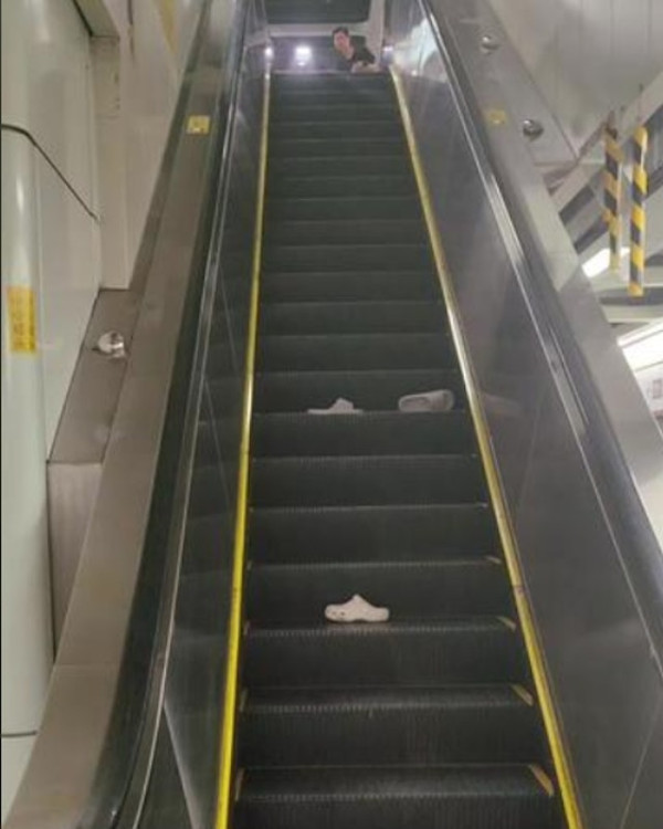 多圖｜深圳地鐵繁忙時間傳詭異響聲 引恐慌傳有爆炸 乘客驚恐尖叫爭相逃出月台 