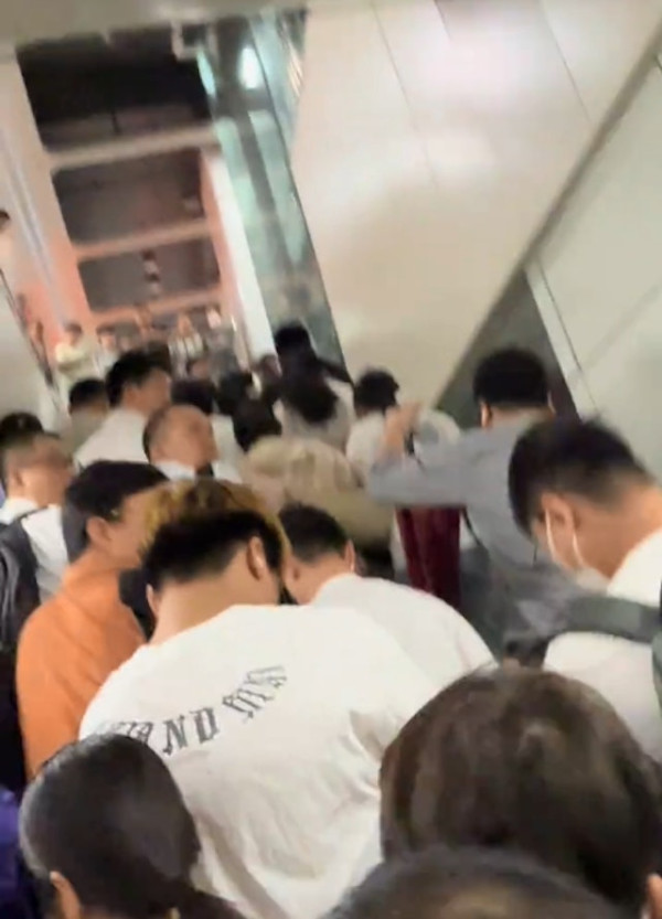 多圖｜深圳地鐵繁忙時間傳詭異響聲 引恐慌傳有爆炸 乘客驚恐尖叫爭相逃出月台 