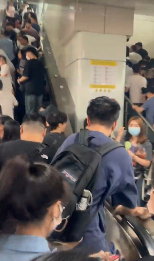 多圖｜深圳地鐵繁忙時間傳詭異響聲 引恐慌傳有爆炸 乘客驚恐尖叫爭相逃出月台 