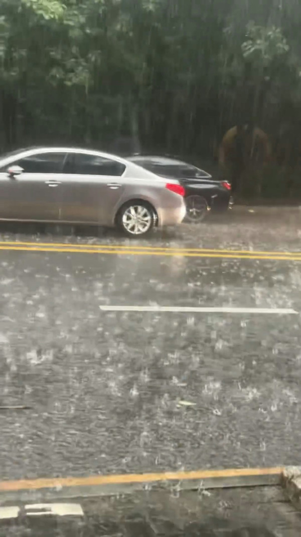 黃雨返工返學極狼狽！網民不滿無掛紅雨 湧天文台fb留言 暴雨警告標準睇重1數據
