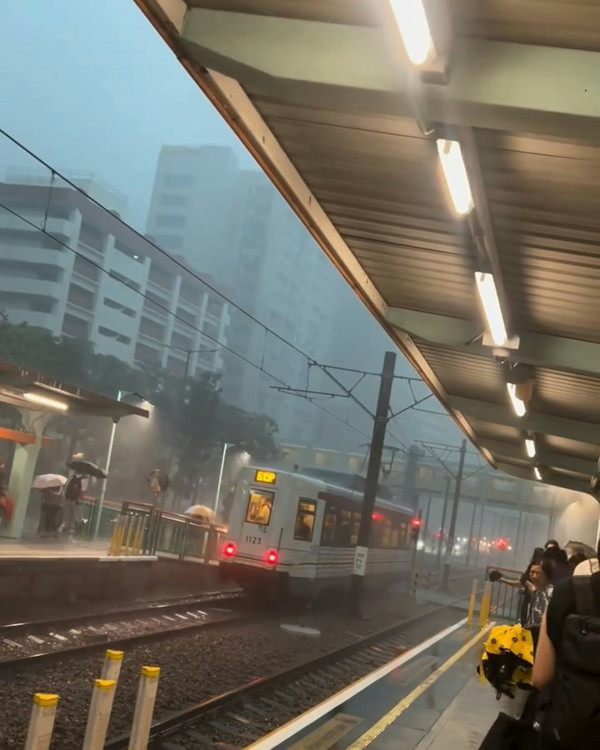 黃雨返工返學極狼狽！網民不滿無掛紅雨 湧天文台fb留言 暴雨警告標準睇重1數據
