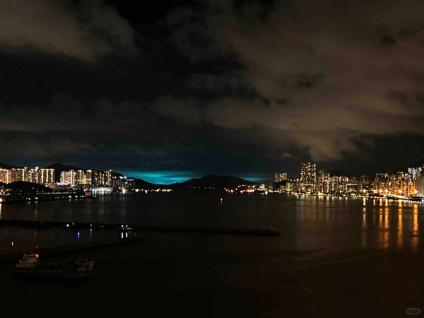 香港北角現「北極光」神秘藍光是甚麼？網民留言揭真相