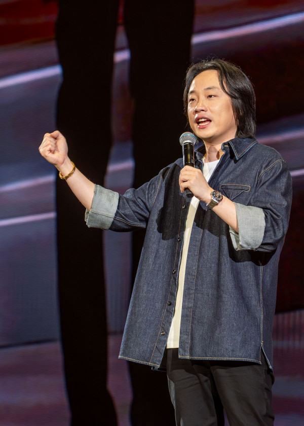 歐陽萬成楝篤笑2025｜尾場加演「歐陽曼聯」笑話 李克勤驚喜現身合唱《紅日》