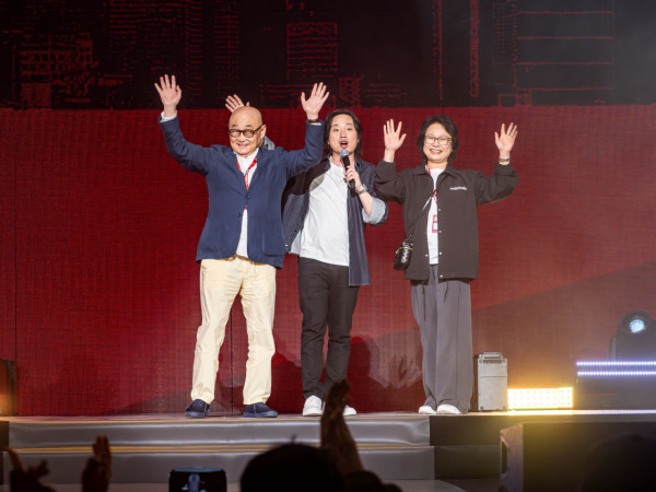 歐陽萬成楝篤笑2025｜尾場加演「歐陽曼聯」笑話 李克勤驚喜現身合唱《紅日》