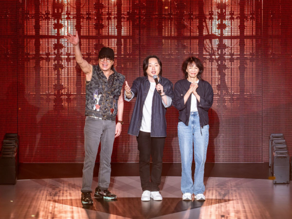 歐陽萬成楝篤笑2025｜尾場加演「歐陽曼聯」笑話 李克勤驚喜現身合唱《紅日》
