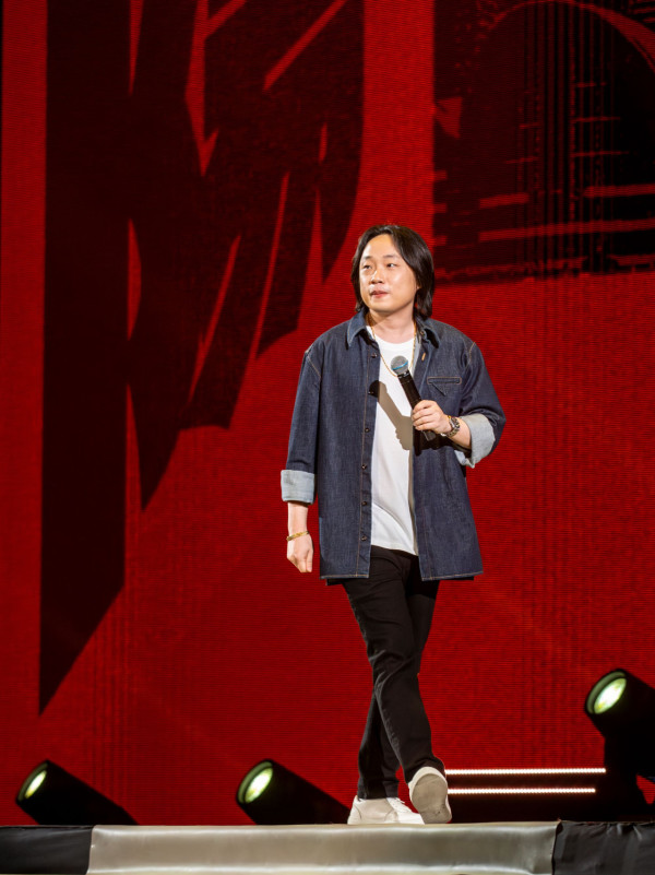 歐陽萬成楝篤笑2025｜尾場加演「歐陽曼聯」笑話 李克勤驚喜現身合唱《紅日》