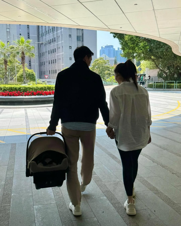 麥明詩激罕曬BB正面照！一家三口溫馨慶祝父親節老公盛勁為一舉動獲網民大讚