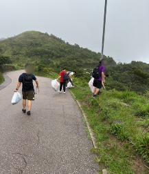 飛鵝山驚變時鐘酒店？港人三號風球行山清出5袋垃圾+過千支煙頭！義工：第一次執到驗孕棒...