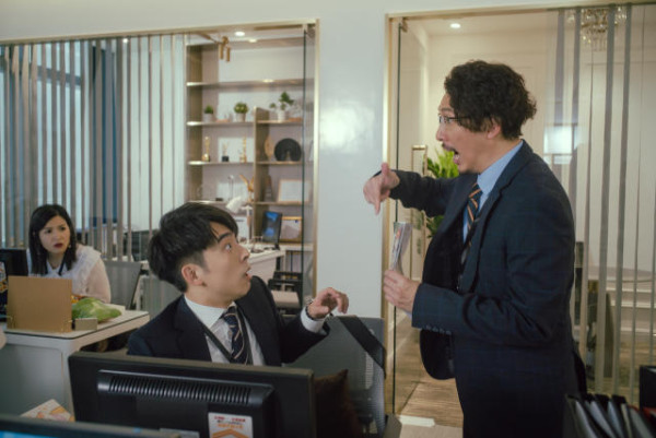 港男為公司諗計慳人手，示意圖，圖片來源︰《大叔的愛》劇照。