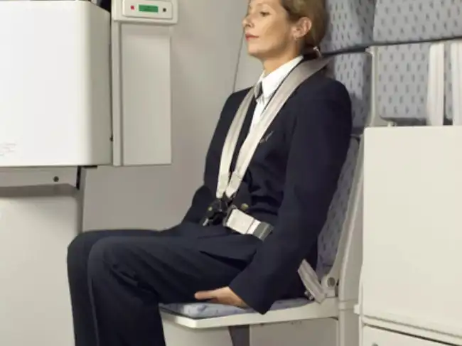 為何空姐起飛降落雙手會放大腿下？揭背後原因有關鍵作用！ 