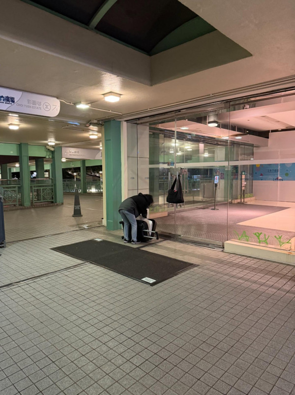 疑內地人香港商場門口「打地鋪」 準備充足自備鎖頭 網民嘲：人地深度遊 