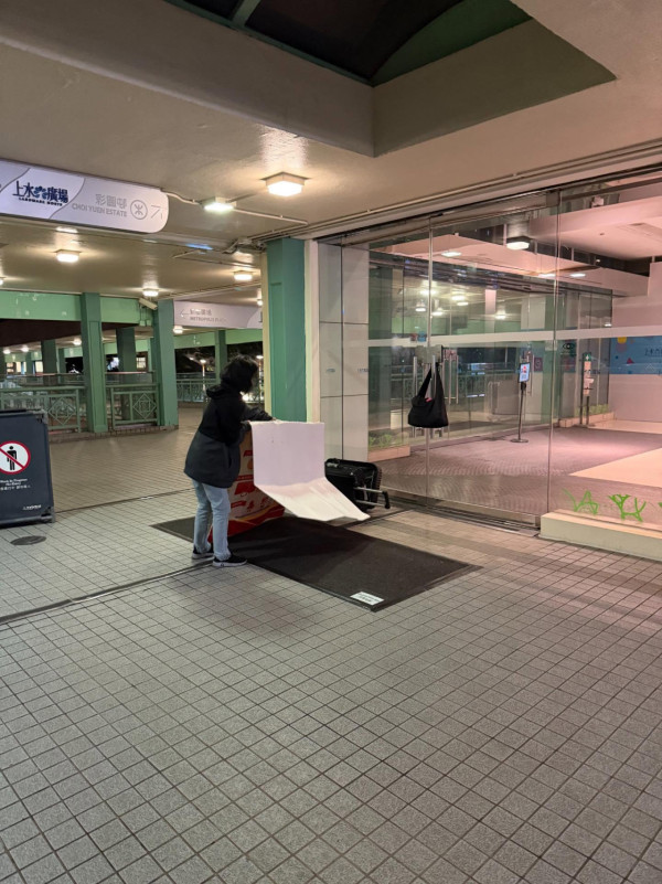 疑內地人香港商場門口「打地鋪」 準備充足自備鎖頭 網民嘲：人地深度遊 