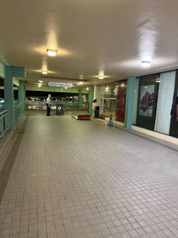 疑內地人香港商場門口「打地鋪」 準備充足自備鎖頭 網民嘲：人地深度遊 