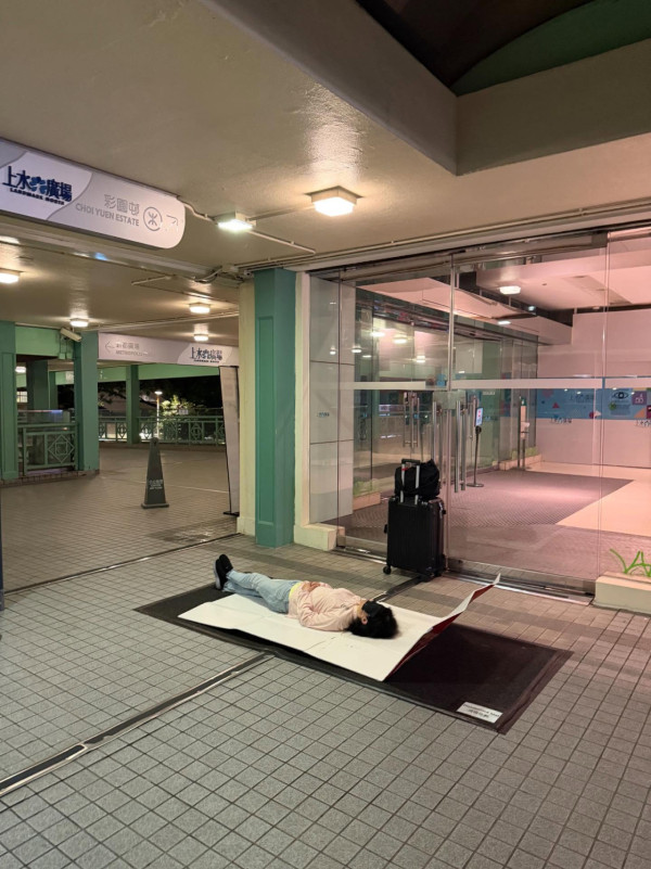 疑內地人香港商場門口「打地鋪」 準備充足自備鎖頭 網民嘲：人地深度遊 