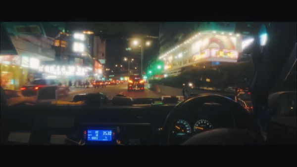 香港夜間的士司機「Sleepless Driver」車Cam片復刻90年代港產片  霓虹燈美景超夢幻！