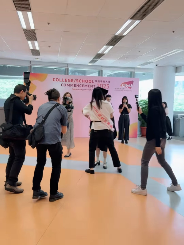 Candy王家晴出道3年半工讀大學畢業 COLLAR全員到齊祝賀場面震撼