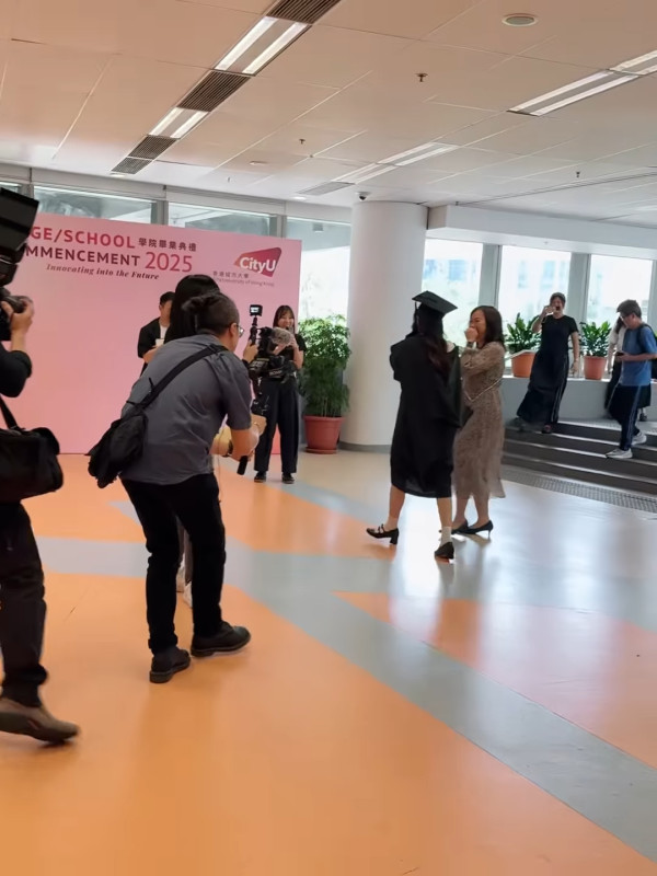 Candy王家晴出道3年半工讀大學畢業 COLLAR全員到齊祝賀場面震撼