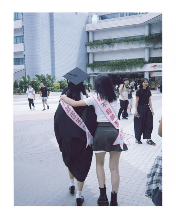 Candy王家晴出道3年半工讀大學畢業 COLLAR全員到齊祝賀場面震撼