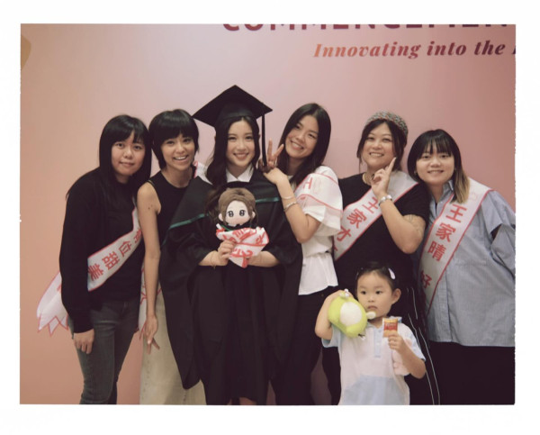 Candy王家晴出道3年半工讀大學畢業 COLLAR全員到齊祝賀場面震撼