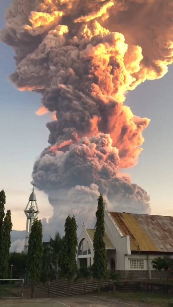 有片｜印尼火山爆發火山灰直噴過萬米高空 日本氣象廳憂慮會引發海嘯 
