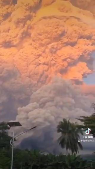 有片｜印尼火山爆發火山灰直噴過萬米高空 日本氣象廳憂慮會引發海嘯 