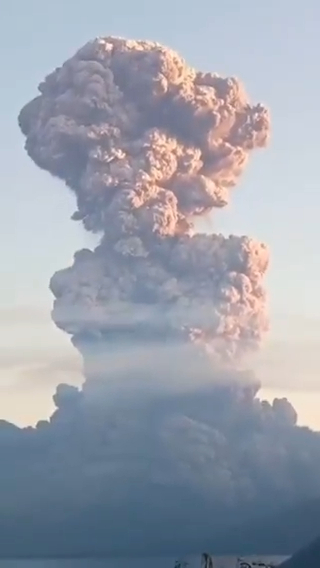 有片｜印尼火山爆發火山灰直噴過萬米高空 日本氣象廳憂慮會引發海嘯 