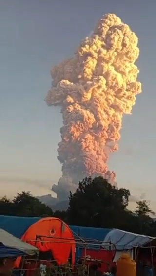 有片｜印尼火山爆發火山灰直噴過萬米高空 日本氣象廳憂慮會引發海嘯 