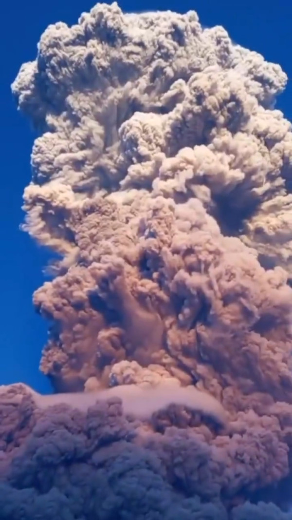 有片｜印尼火山爆發火山灰直噴過萬米高空 日本氣象廳憂慮會引發海嘯 