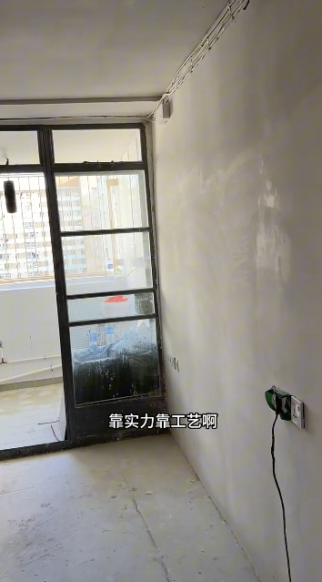 香港公屋裝修變豪宅？內地男拍片直擊全過程 大膽講5字「我是在OO」！自認黑工豪言：坐牢也不怕