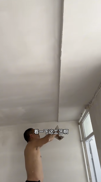 香港公屋裝修變豪宅？內地男拍片直擊全過程 大膽講5字「我是在OO」！自認黑工豪言：坐牢也不怕
