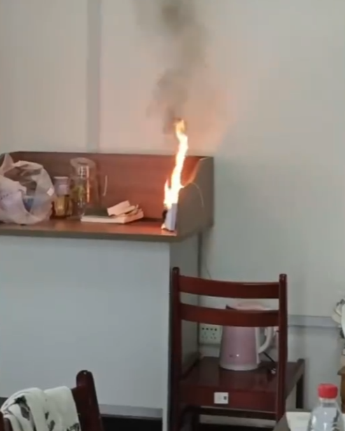充電寶疑似爆炸後燃燒