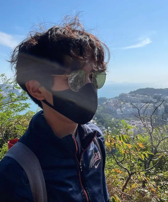 袁詠儀18歲兒子魔童高中畢業禮一舉動被網民批沒禮貌！？高大五官帥氣極吸睛