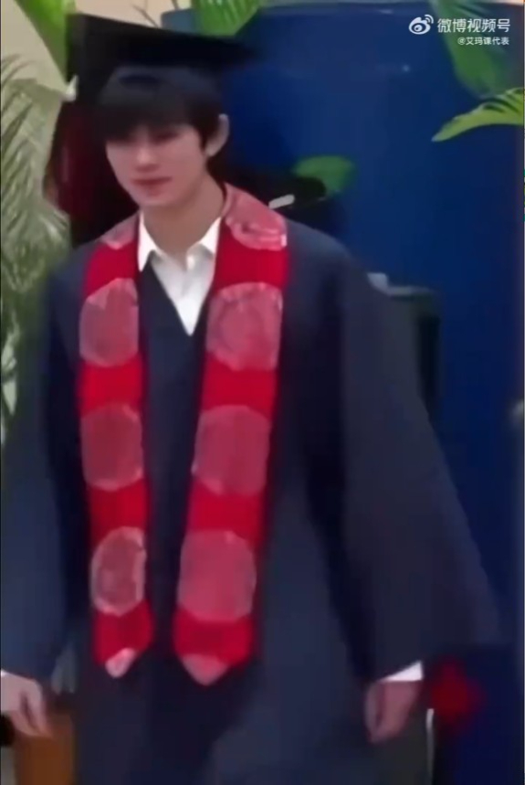 袁詠儀18歲兒子魔童高中畢業禮一舉動被網民批沒禮貌！？高大五官帥氣極吸睛
