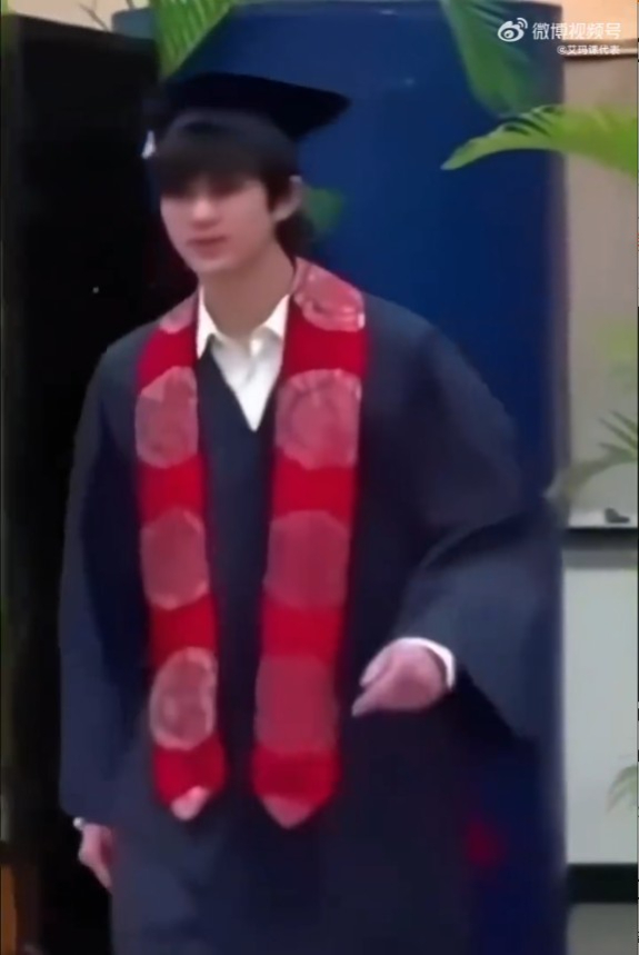 袁詠儀18歲兒子魔童高中畢業禮一舉動被網民批沒禮貌！？高大五官帥氣極吸睛