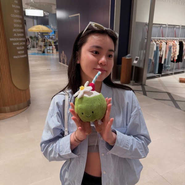 姚焯菲緊身白tee生圖曝光18歲好身材 照片瘋傳逾20萬人睇過：「真暴風成長」