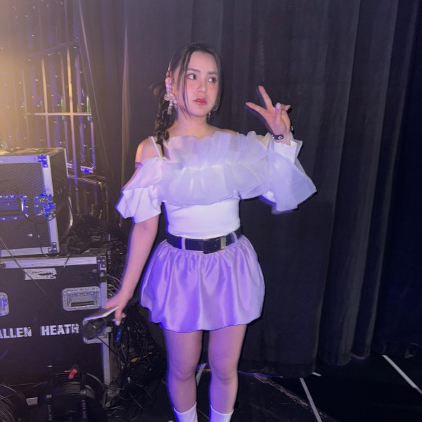 姚焯菲紐約拖實李克勤大仔片段曝光 私下一個曖昧互動惹無限猜測