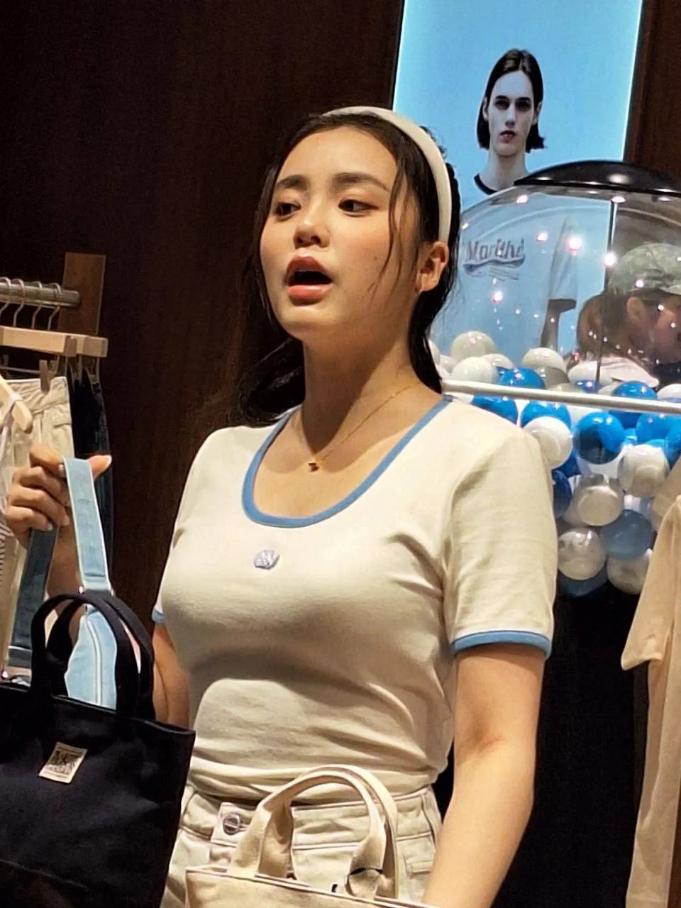 姚焯菲緊身白tee生圖曝光18歲好身材 照片瘋傳逾20萬人睇過：「真暴風成長」