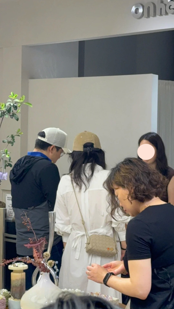 郭晶晶與霍啟剛夫妻低調拍拖被捕獲！低調打扮平民波鞋成焦點獲網民激讚