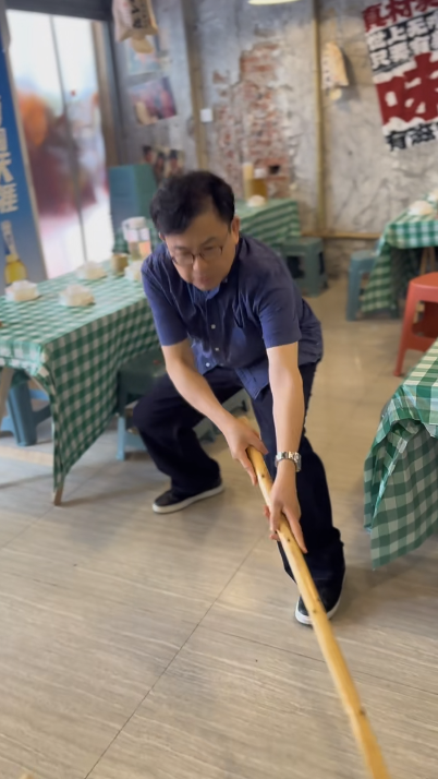 星爺御用綠葉再做老闆北上開餐廳！裝修被批似「敘利亞風」？網友嘲份量少 懷疑使用預製菜...