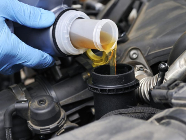 香港車主醒目換偈油攻略 平貴點揀？幾時要換？收費大公開！