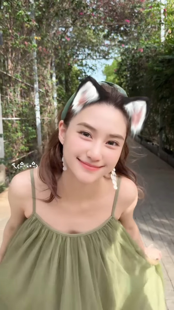何超蓮真空大解放性感狂奔幾乎一覽無遺 網民猜測兩個線索再惹婚變傳聞