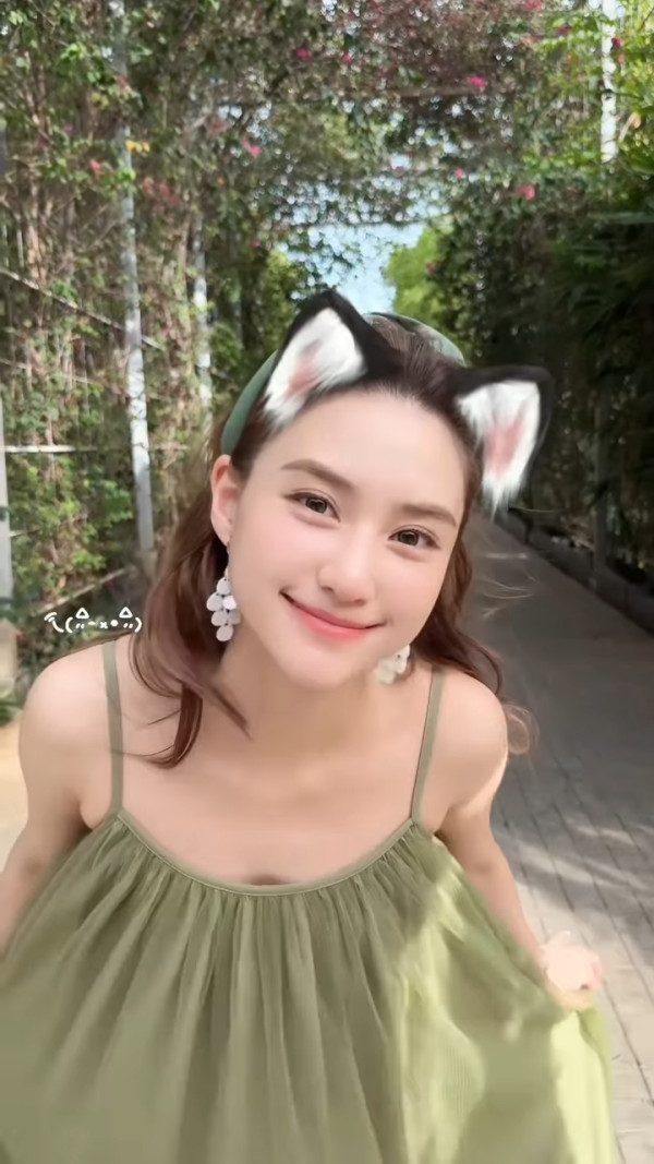 何超蓮真空大解放性感狂奔幾乎一覽無遺 網民猜測兩個線索再惹婚變傳聞
