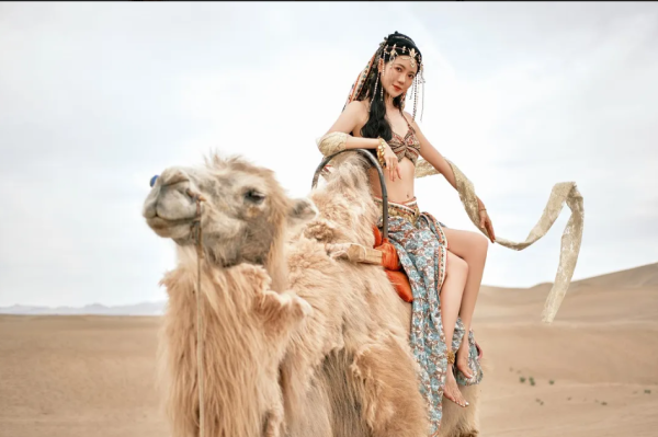 胡杏兒赤腳遊敦煌大曬長腿!與老公手拖手漫步沙漠勁恩愛