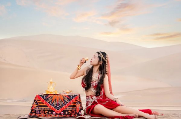 胡杏兒赤腳遊敦煌大曬長腿!與老公手拖手漫步沙漠勁恩愛