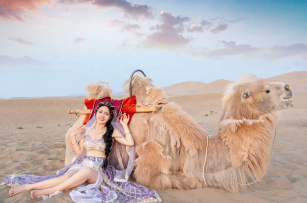 胡杏兒赤腳遊敦煌大曬長腿!與老公手拖手漫步沙漠勁恩愛