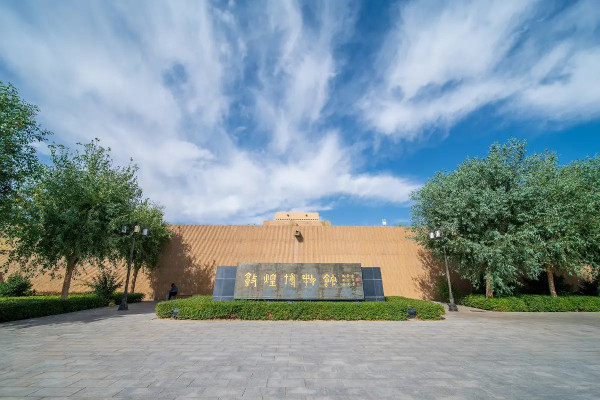 胡杏兒赤腳遊敦煌大曬長腿!與老公手拖手漫步沙漠勁恩愛